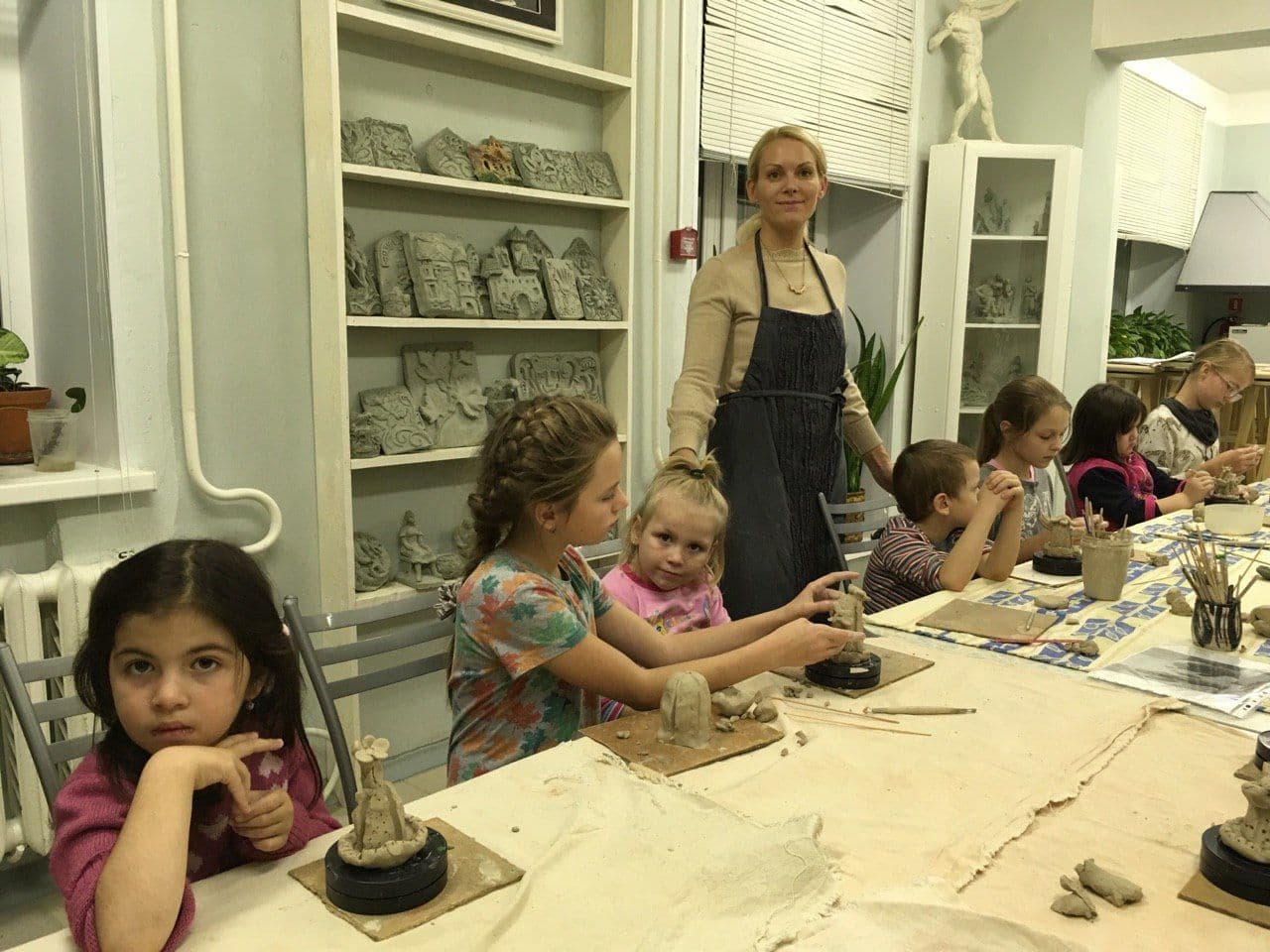 Е. А. Буровцева ведет мастер-класс для группы из детского сада